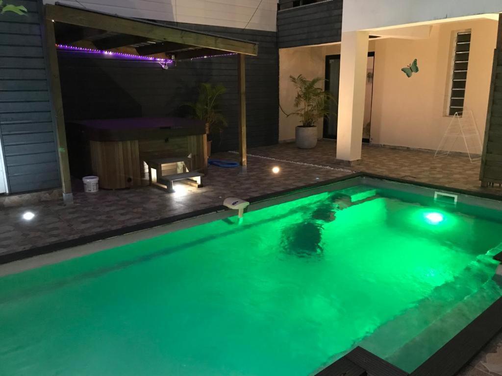 Le Flamboyant Avec Piscine Chauffee 30° Et Jacuzzi Apartment Saint-Andre Exterior photo