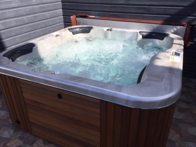 Le Flamboyant Avec Piscine Chauffee 30° Et Jacuzzi Apartment Saint-Andre Exterior photo