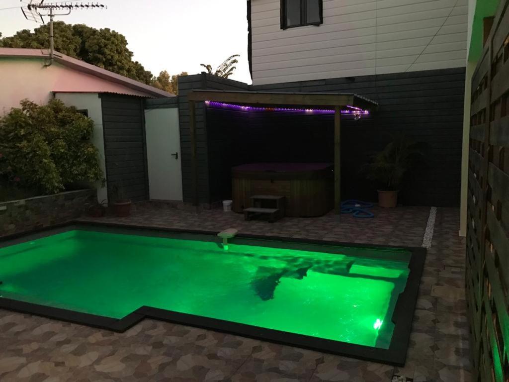 Le Flamboyant Avec Piscine Chauffee 30° Et Jacuzzi Apartment Saint-Andre Exterior photo