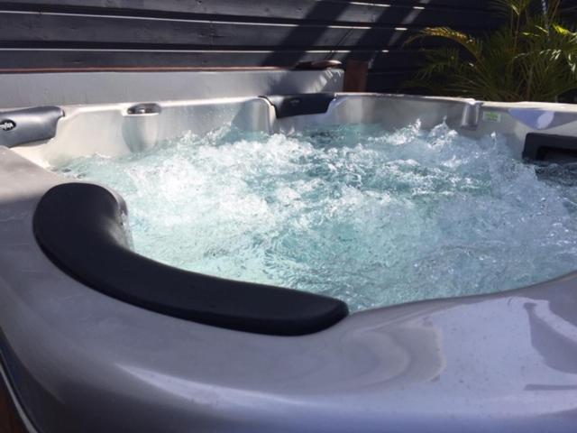Le Flamboyant Avec Piscine Chauffee 30° Et Jacuzzi Apartment Saint-Andre Exterior photo